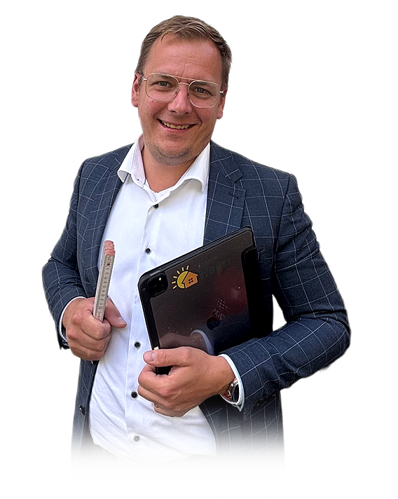 Energieberater mit Windrad-Modell